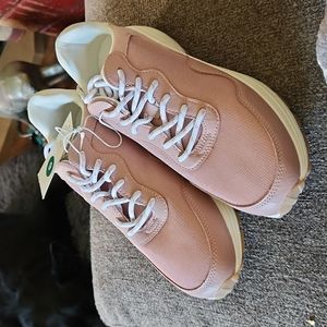 🔴A new Day sneakers